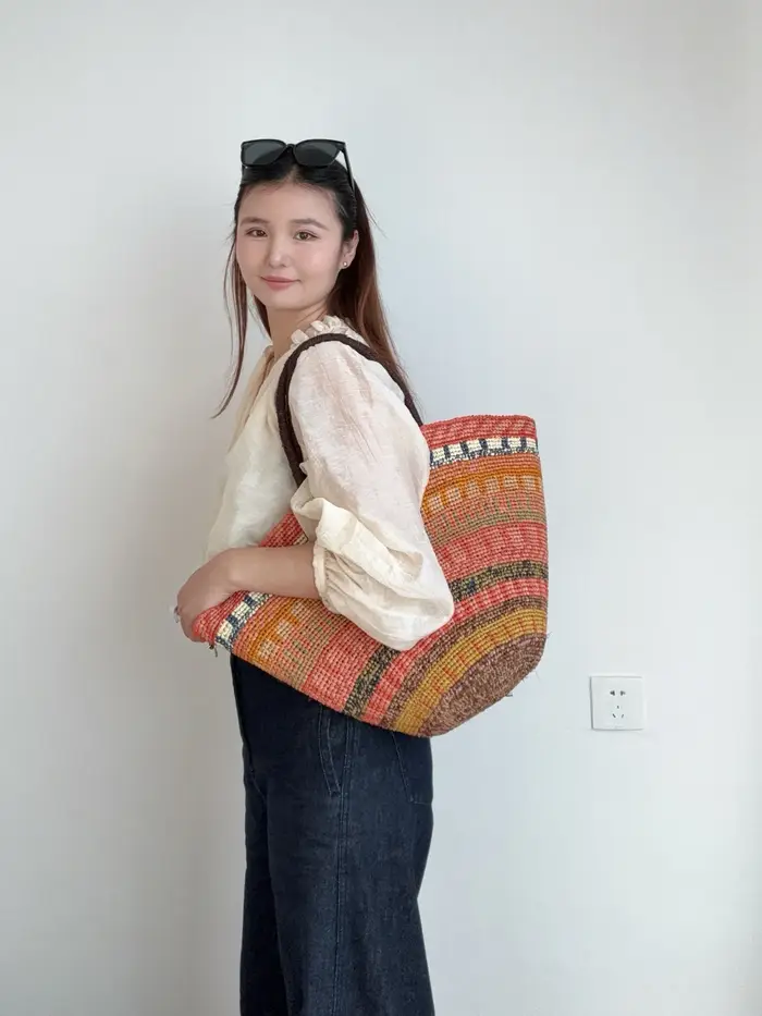 Sac à bandoulière en raphia coloré pour femme