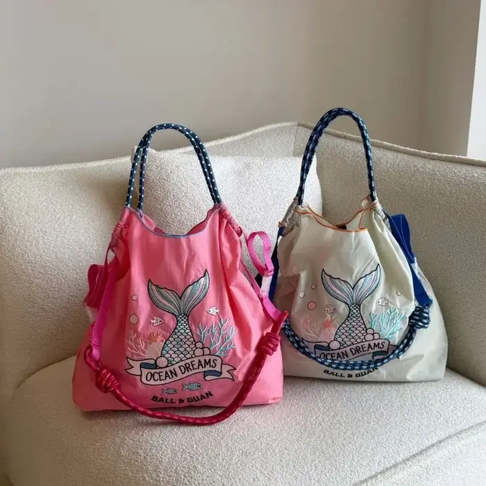 Sac à main pour femme avec motif de baleine brodé