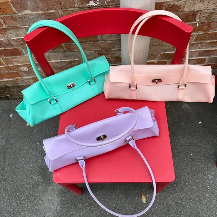 Sac bandoulière texturé en PVC à pois et blocs de couleur