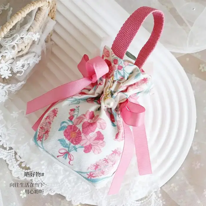 Mini sac à cordon en toile à motif floral avec nœud papillon et chaîne de perles