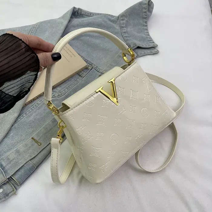 Sac fourre-tout de luxe pour femme, sac à main chic et tendance en cuir PU en forme de V, sac seau é
