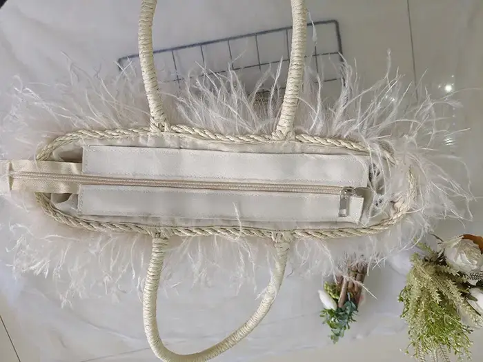 Sac à main en paille tressée avec véritable plume d'autruche