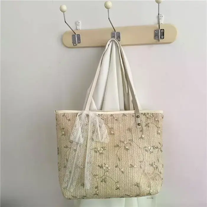 Sac fourre-tout en paille tressée avec broderie florale et détail nœud en dentelle