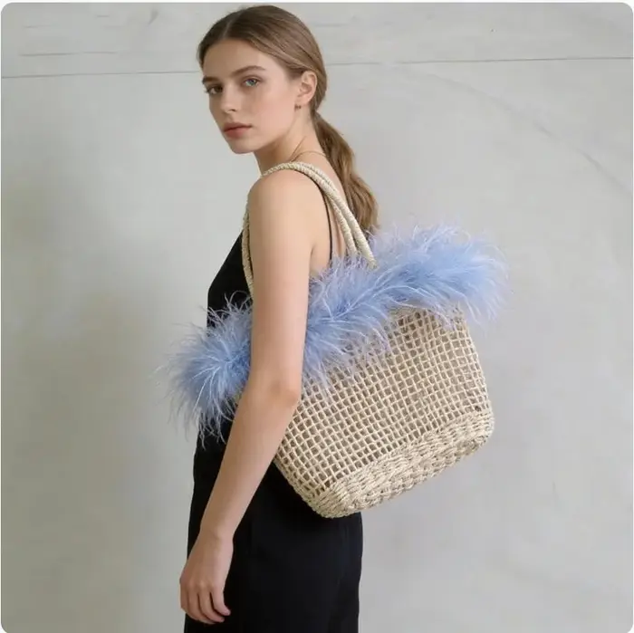 Sac à main en paille tressée avec véritable plume d'autruche