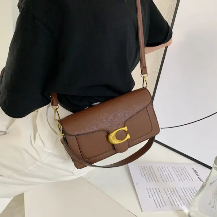 Sac à bandoulière tendance de cette année avec deux bretelles et un petit sac carré diagonal