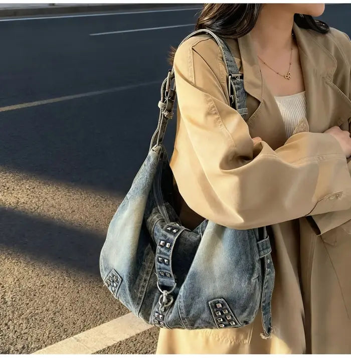Sac fourre-tout en jean vieilli style vintage pour femme avec accents cloutés