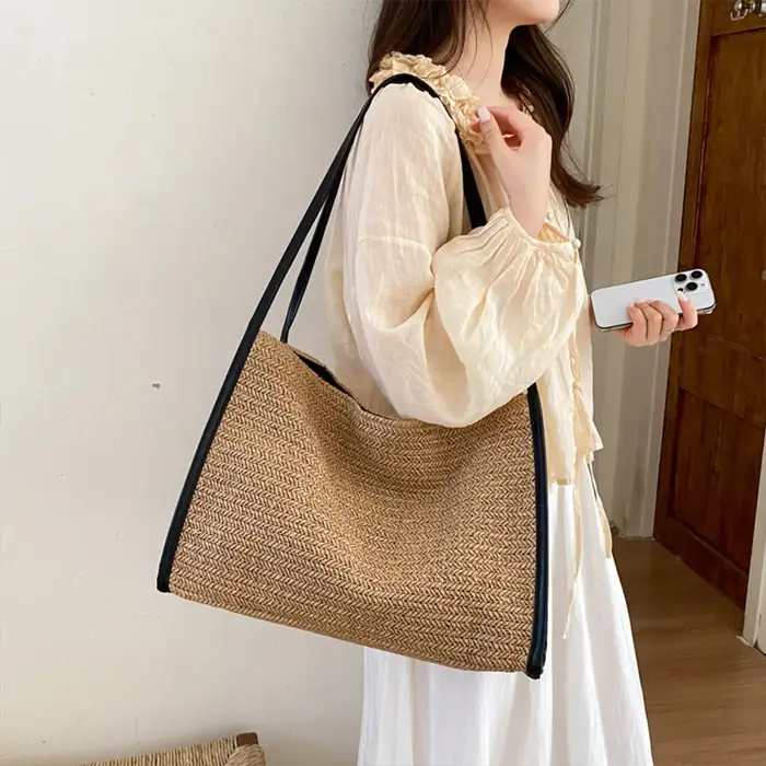 Sac fourre-tout en paille tressé avec garniture en cuir souple