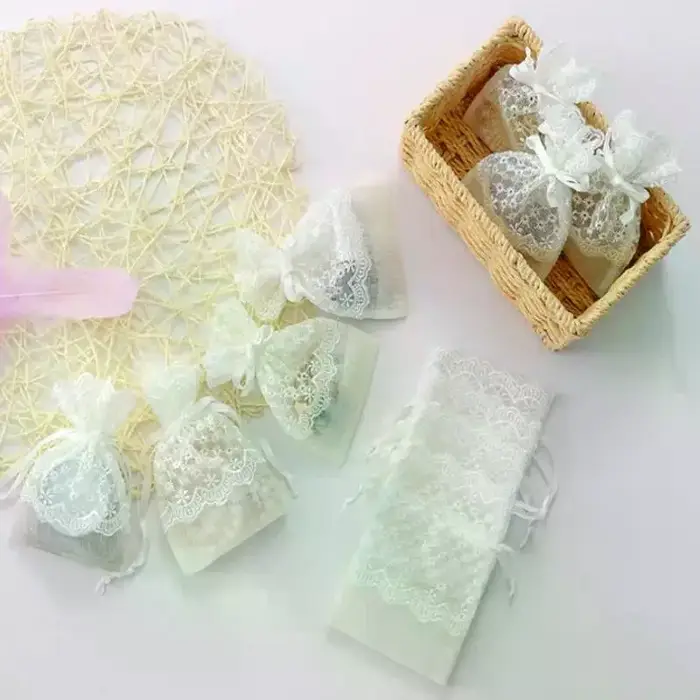 Sac cadeau blanc réutilisable en gaze et dentelle avec cordon de serrage pour le rangement