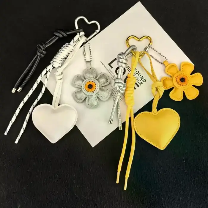 Breloque et porte-clés vintage en cuir PU motif fleur et cœur