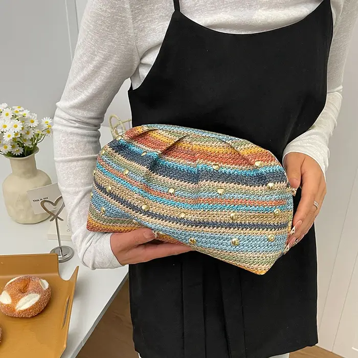 Pochette de soirée en paille tressée à rayures arc-en-ciel