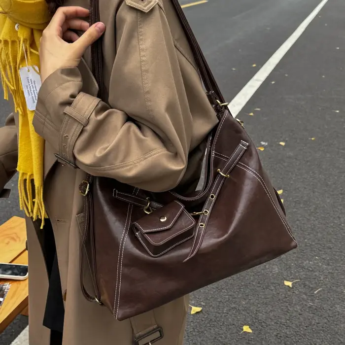 Sac à bandoulière noir avec porte-monnaie