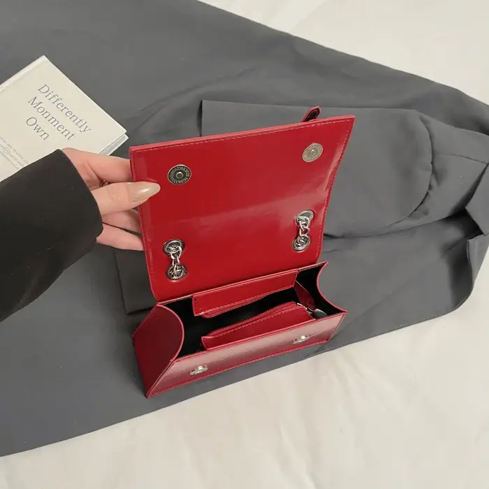 Sac à main rouge de marque