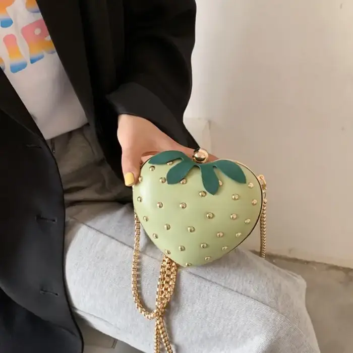 Sac bandoulière rouge en cuir motif fraise avec clous dorés et chaîne