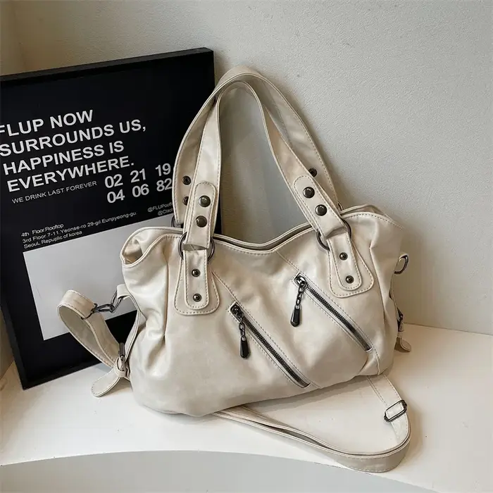 Sac à bandoulière en PU brillant avec fermeture éclair à rivets