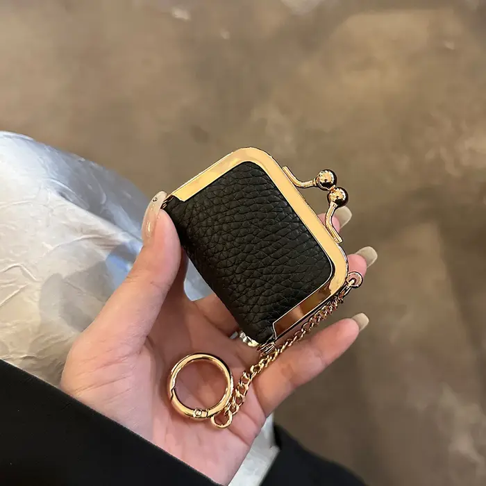 Mini pochette rétro en PU grainé avec chaîne métallique pour sacs, idéale pour ranger boucles d'oreilles, colliers, pièces de monnaie, écouteurs et rouge à lèvres, bijoux portables.