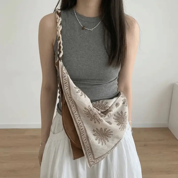 Sac à bandoulière triangulaire bohème tendance en lin imprimé, sac à main rétro avec détail pompon, sac messager ethnique pour l'été