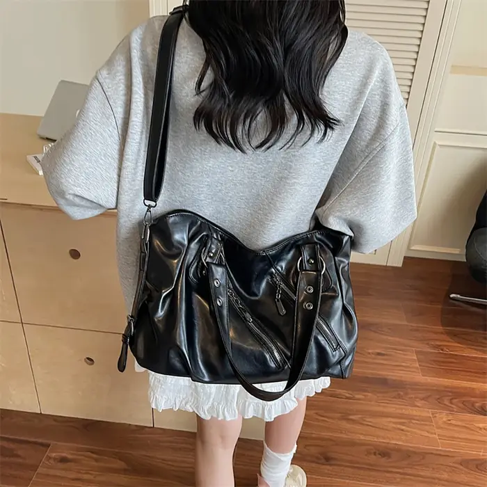 Sac à bandoulière en PU brillant avec fermeture éclair à rivets
