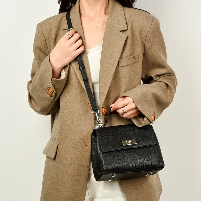 Sac bandoulière en cuir véritable à motif litchi avec boucle métallique