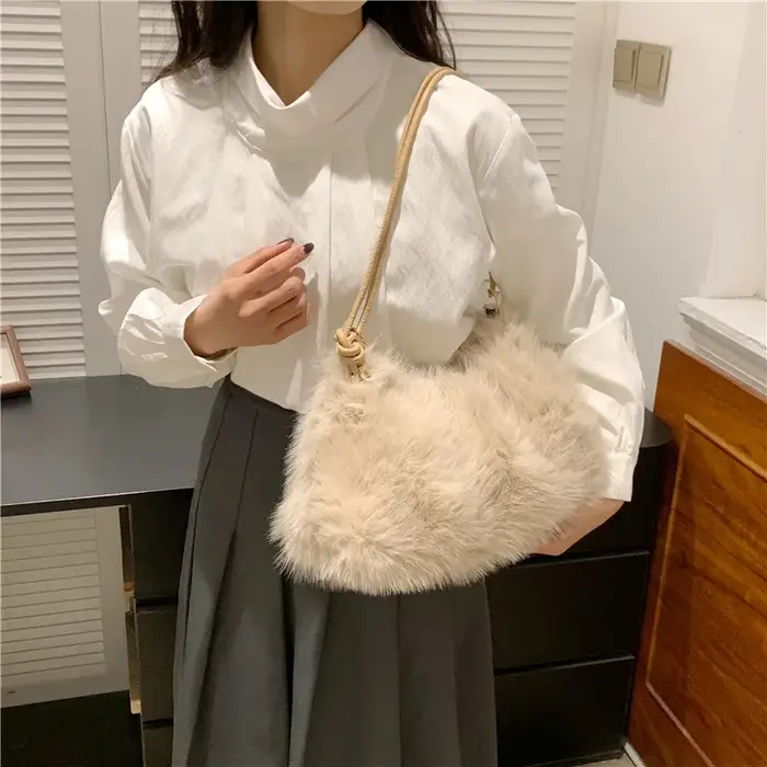 Sac à main chic en fourrure pour femme