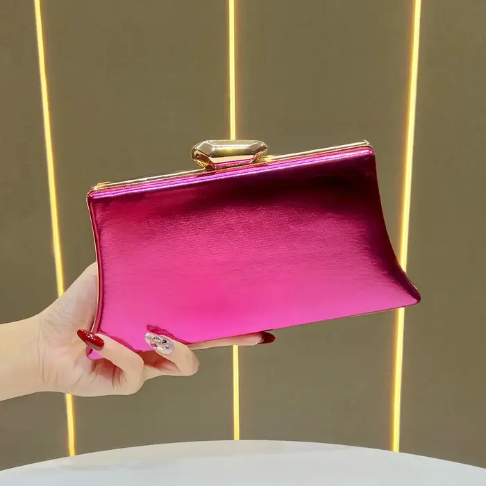 Pochette de soirée trapézoïdale fuchsia métallique brillante avec fermoir doré, élégante pochette de