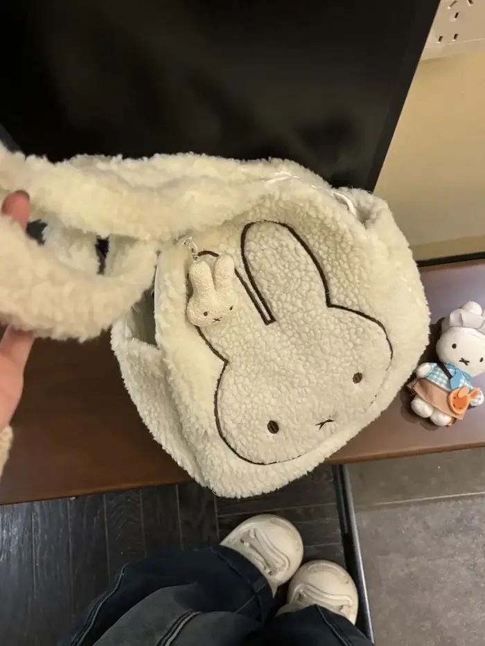 Sac à bandoulière brodé en laine d'agneau Miffy Kawaii avec fermeture magnétique