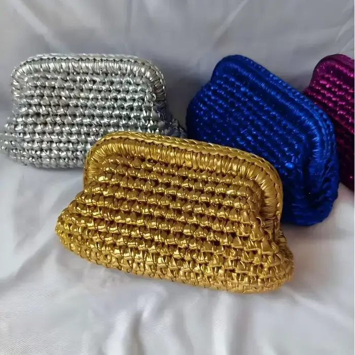 Sac à main en tissu argenté tressé avec clip crochet