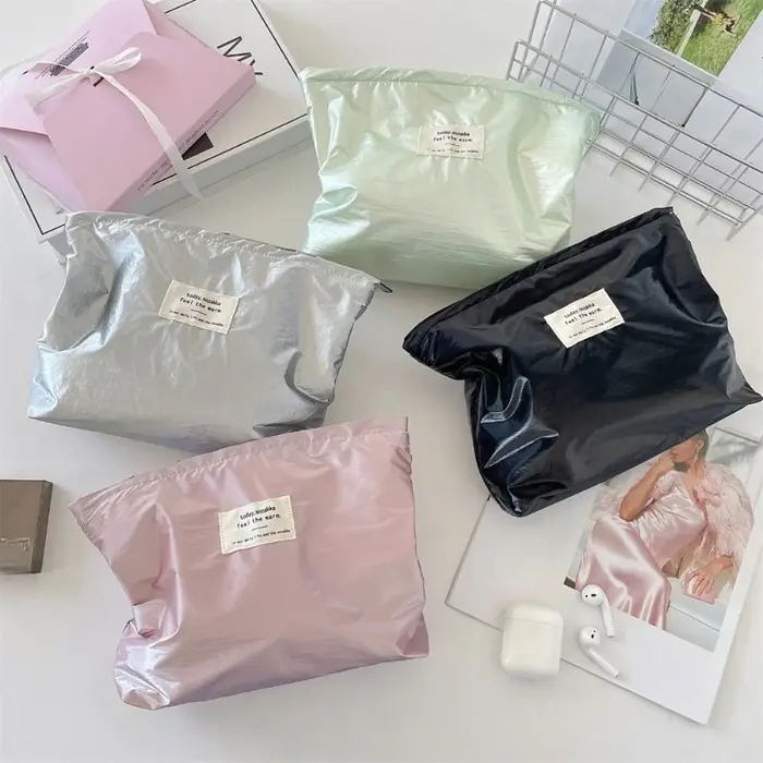 Pochette argentée à paillettes brillantes simples
