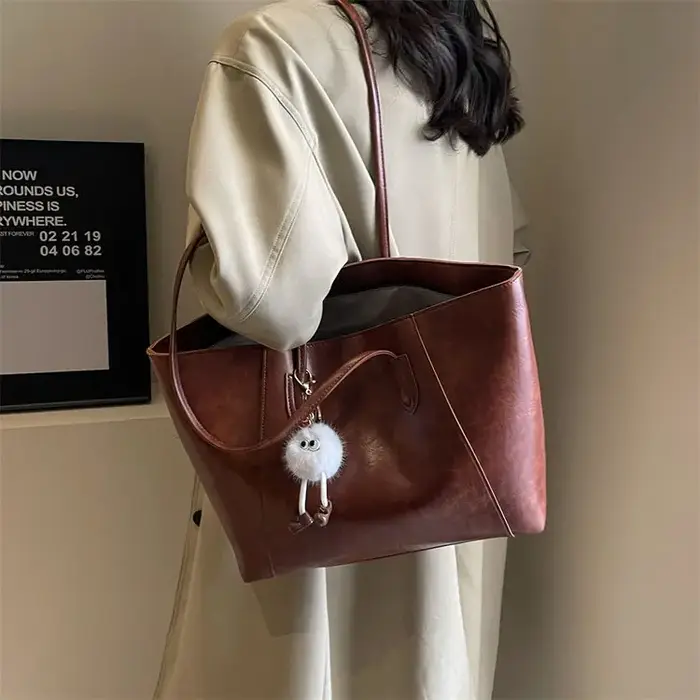 Sac fourre-tout marron polyvalent pour femme avec breloque en fourrure, idéal pour le bureau, le quo