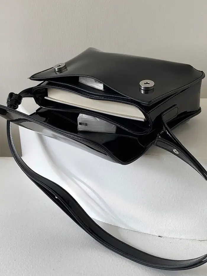 Sac bandoulière tendance en cuir verni pour femme
