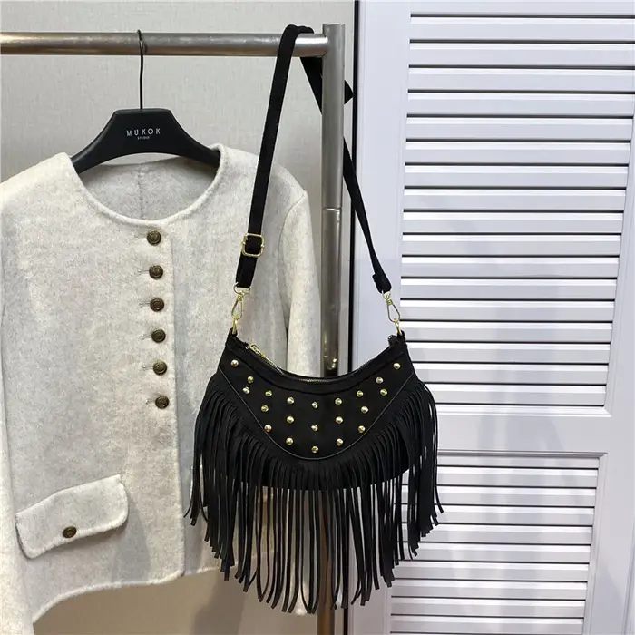 Sac à bandoulière demi-lune de styliste pour femmes, sac à main à pompon de luxe à rivets en daim et