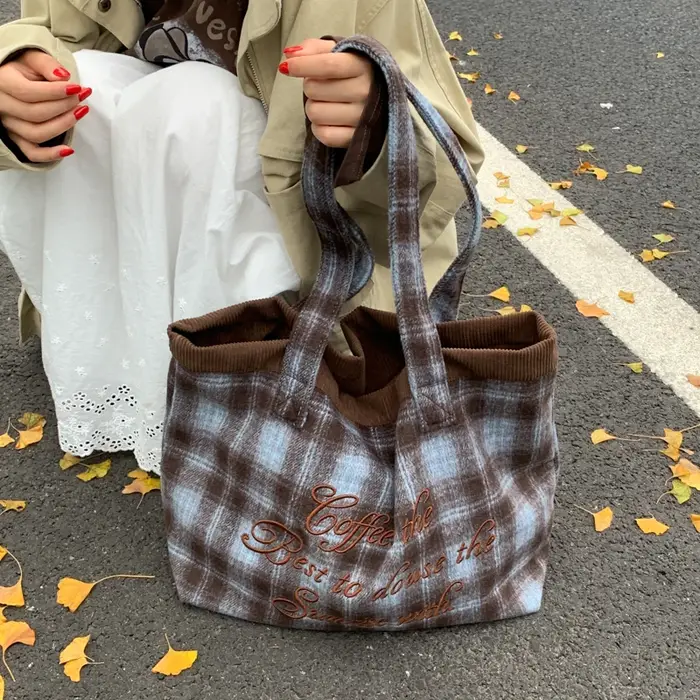 Sac fourre-tout brodé à carreaux rétro