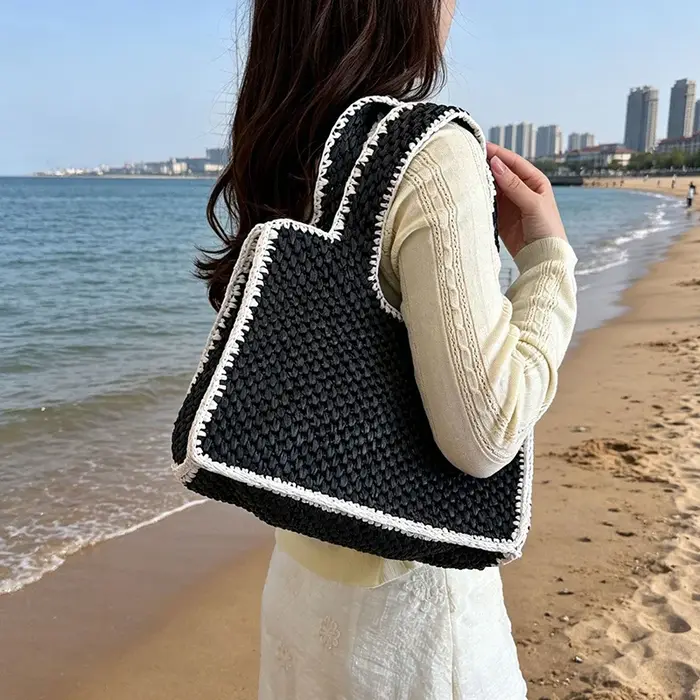 Sac fourre-tout cubique en raphia tressé français