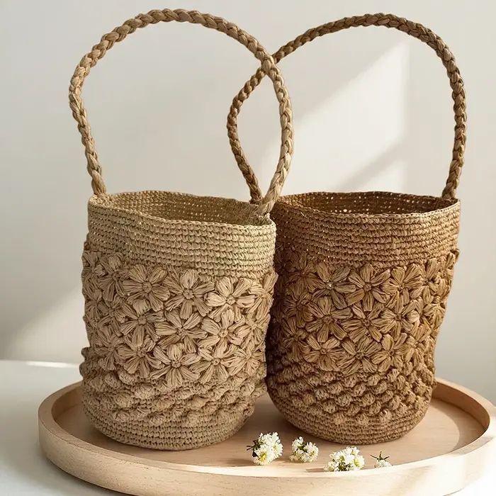 Sac à bandoulière bohème en raphia tressé à motif floral ajouré