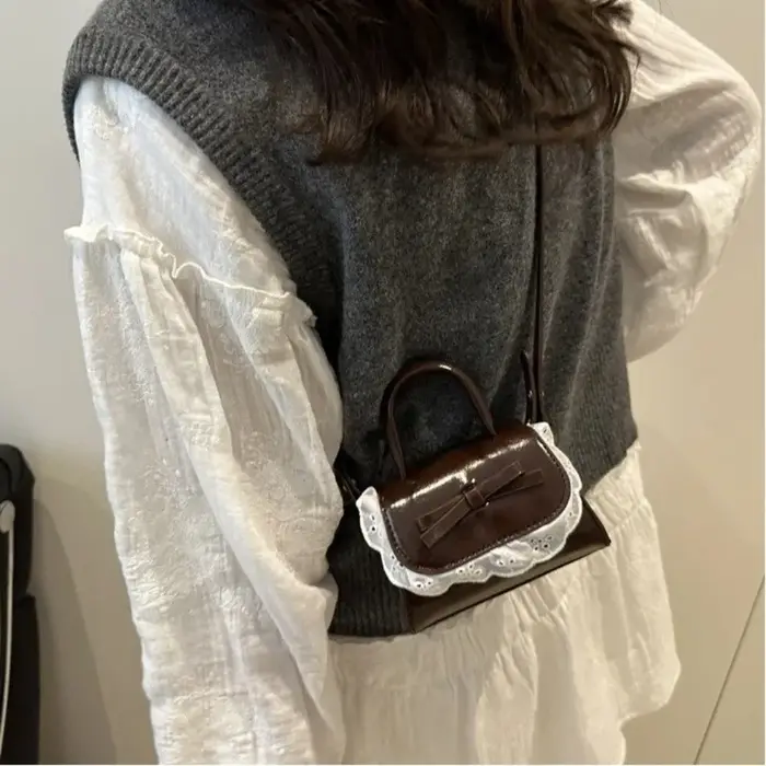 Sac bandoulière mini tendance en cuir PU avec nœud en dentelle
