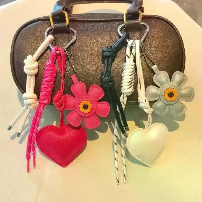 Breloque et porte-clés vintage en cuir PU motif fleur et cœur