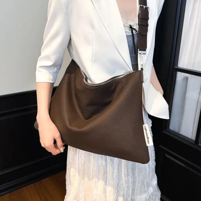 Sac enveloppe noir pour femmes