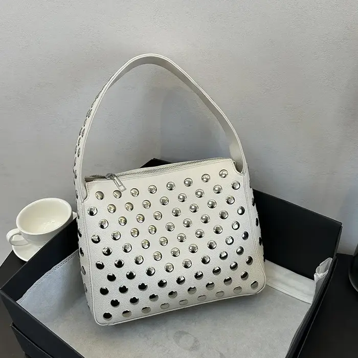Sac à bandoulière de luxe à rivets