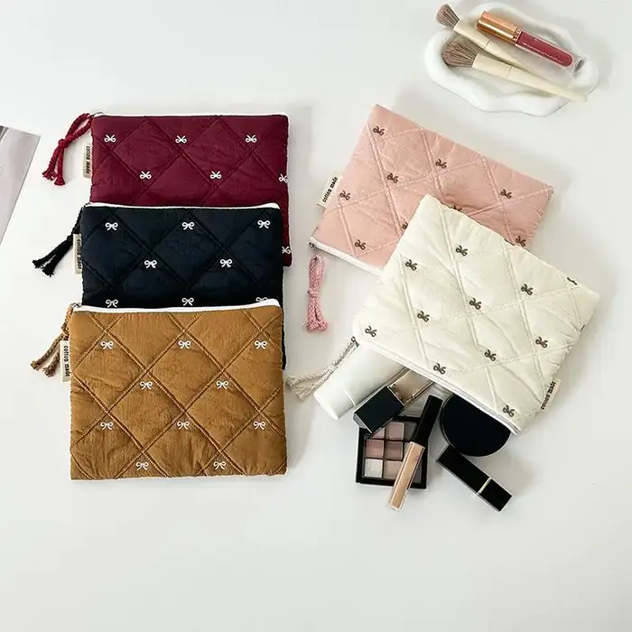 Pochette à cosmétiques matelassée avec nœud brodé