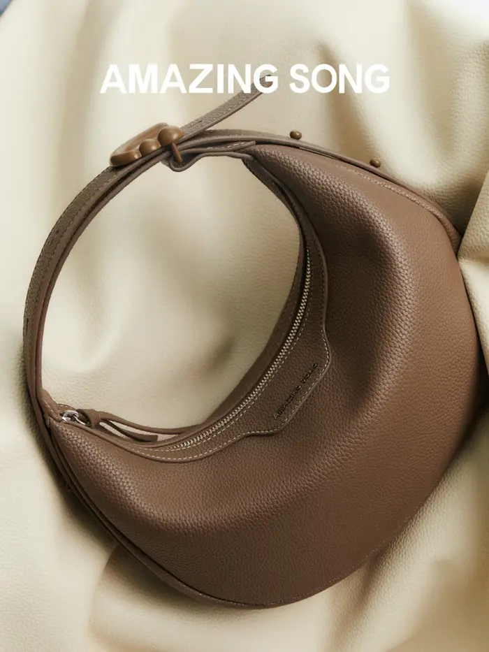 Petit Sac Song Demi-Lune, Objets