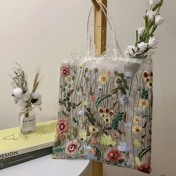 Sac en tissu brodé de fleurs de camélia