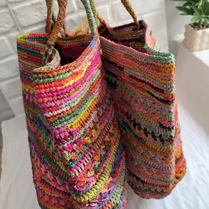 Sac à main en raphia coloré tissé à la main