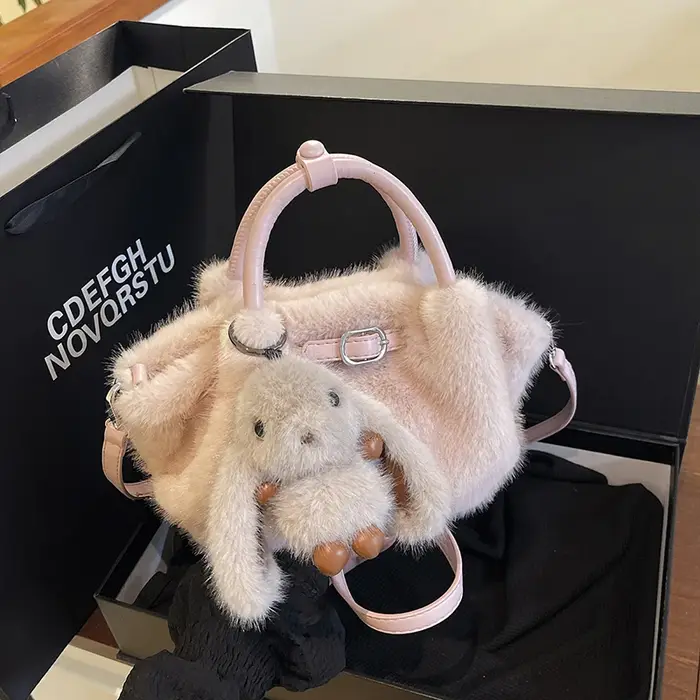 Sac à bandoulière en fausse fourrure moelleuse