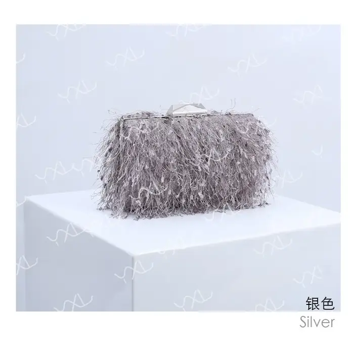 Pochette de soirée à pompon faite à la main