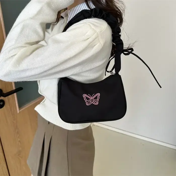 Sac à bandoulière brodé avec nœud papillon