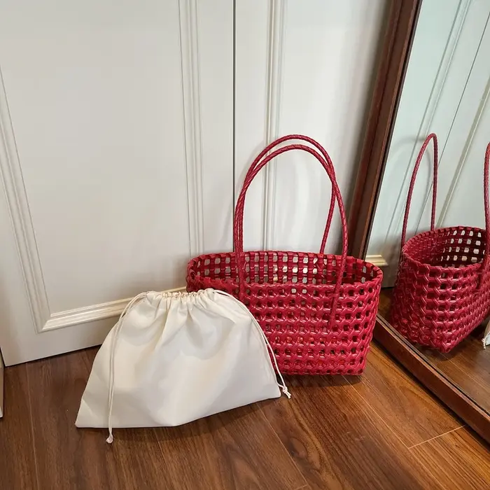 Sac Panier Bohème Coloré en PVC Tressé Grande Capacité 2-en-1 Sac à Main et Sac à Bandoulière pour Vacances et Trajets Quotidiens – 5 Couleurs au Choix