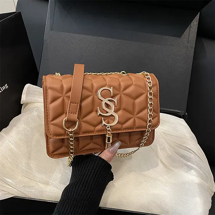 Sac carré matelassé Argyle élégant et tendance, avec lettres métalliques et pompon, sac bandoulière