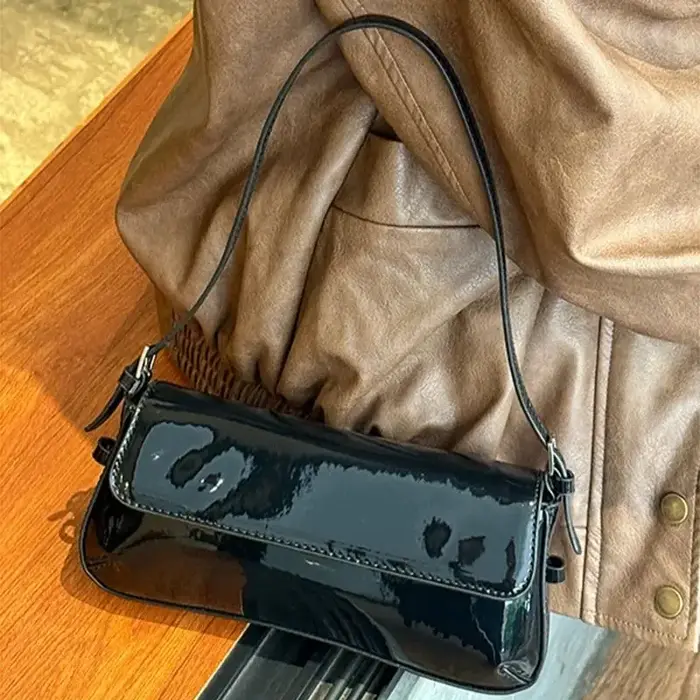 Sac à bandoulière sous les bras en cuir laqué