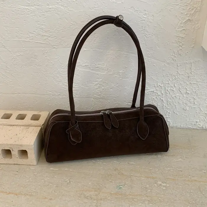 Sac à main en forme de pain français au design simple