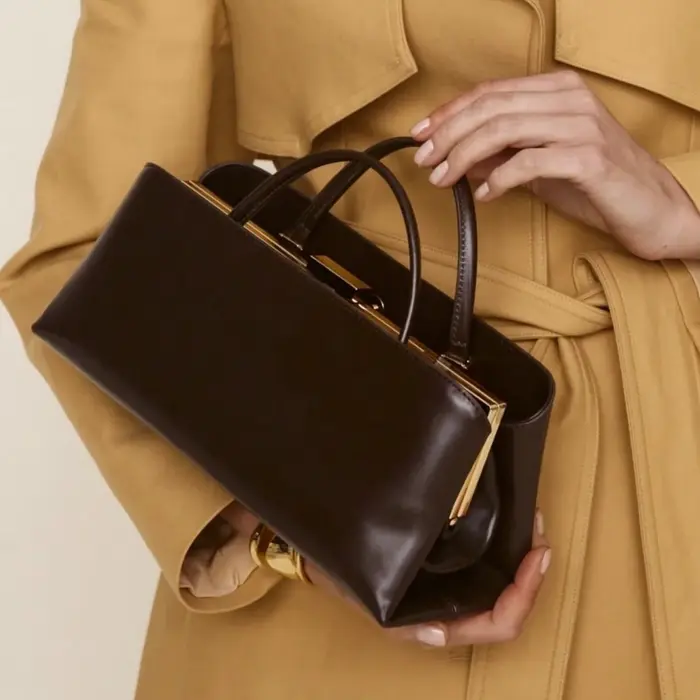 Femmes cadre fermoir pochette épaule baguette sac fourre-tout sac à main 2025 hiver nouveau polyvalent français sac café noir blanc cassé couleur