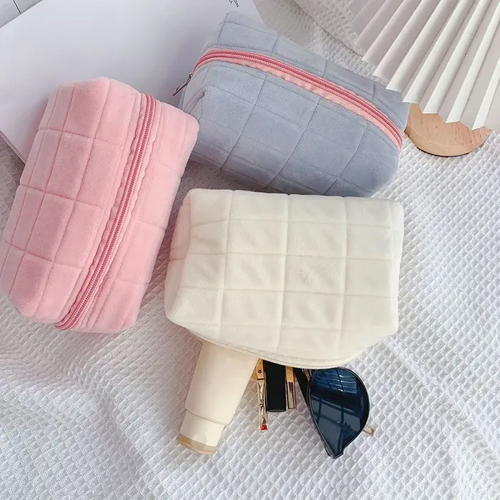 Trousse de maquillage en fourrure mignonne pour femmes